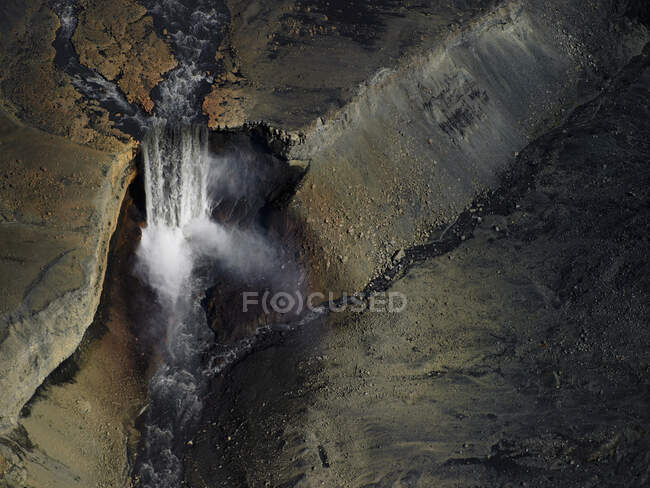 Belle vue sur la cascade dans les montagnes sur fond de nature — Photo de stock