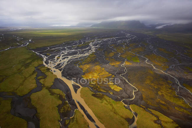 Повітряний вид на річку в горах на фоні природи — стокове фото