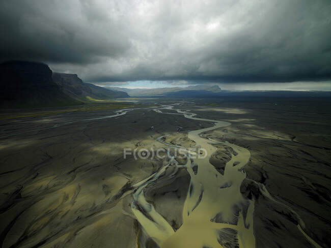 A glacier river winding down the sander fields — Fotografia de Stock
