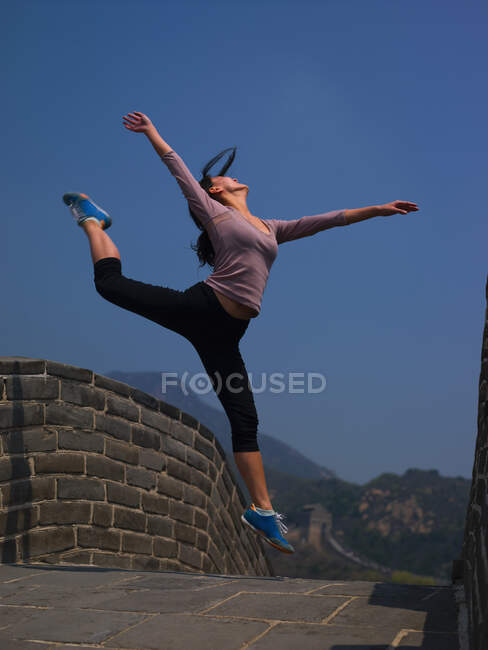 Femme dansant sur la Grande Muraille de Chine — Photo de stock
