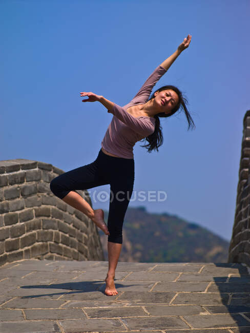 Frau tanzt auf der Chinesischen Mauer — Stockfoto