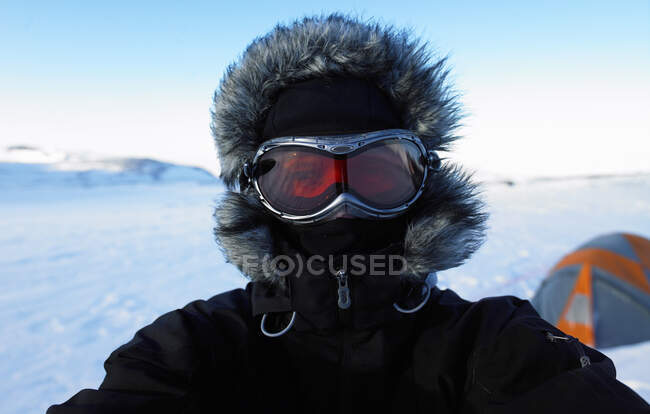 Ritratto dell'uomo maturo al campo sul ghiacciaio islandese — Foto stock