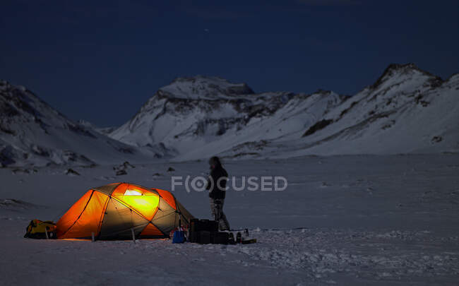 Barraca iluminada no acampamento na paisagem de inverno islandesa — Fotografia de Stock
