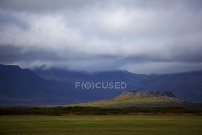 Вулканический кратер в Исландии на природном фоне — стоковое фото