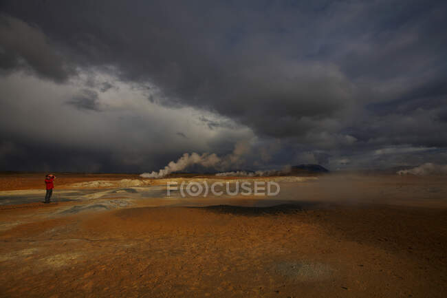 Dramatischer Himmel über geothermischem Gebiet — Stockfoto