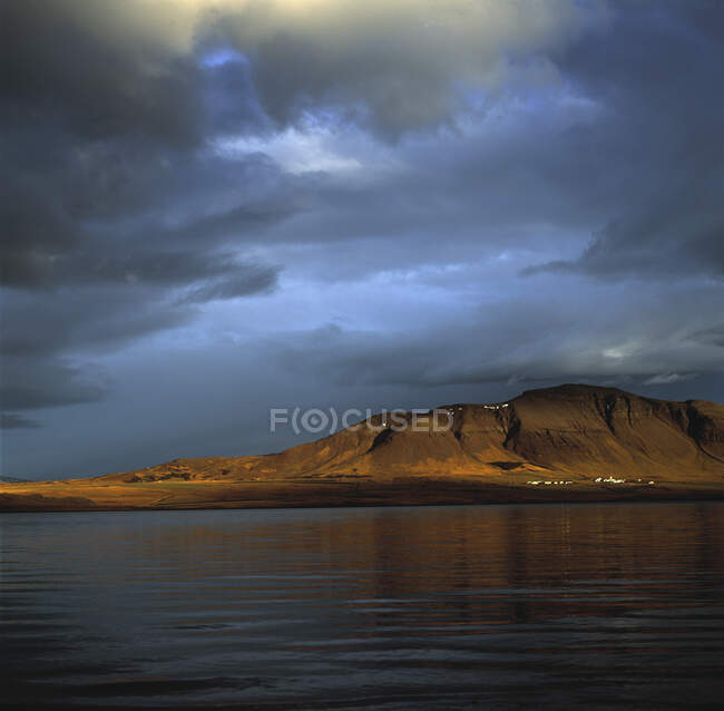 Schöner Fjord und Meer vor Naturkulisse — Stockfoto