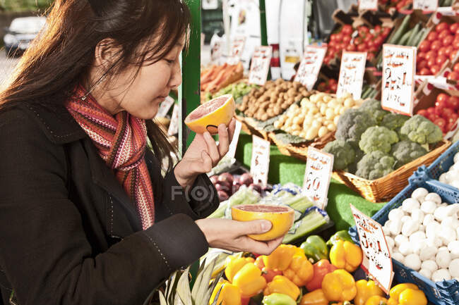 Donna che fa shopping al mercato dei prodotti locali — Foto stock