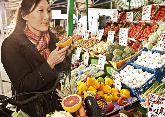 Frau kauft auf lokalem Wochenmarkt ein — Stockfoto