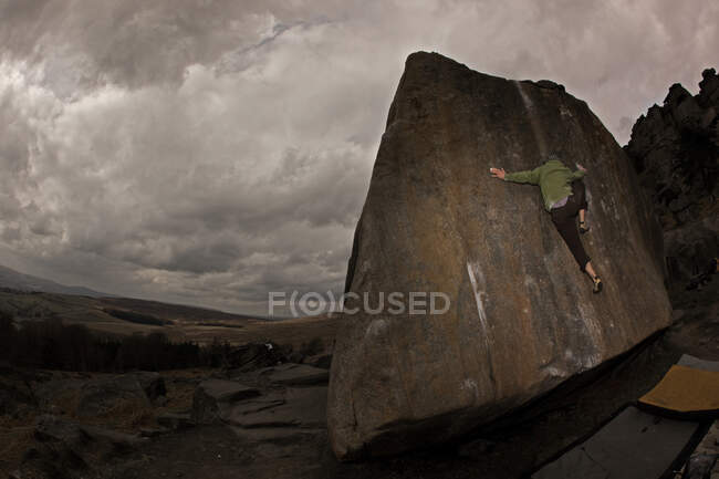 Uomo che bouldering sulla griglia di pietra nel Peak District / Regno Unito — Foto stock