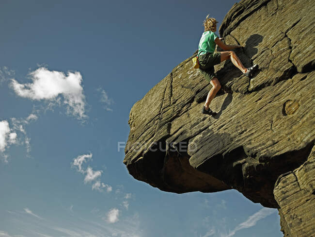 Uomo che bouldering sulla griglia di pietra nel Peak District / Regno Unito — Foto stock