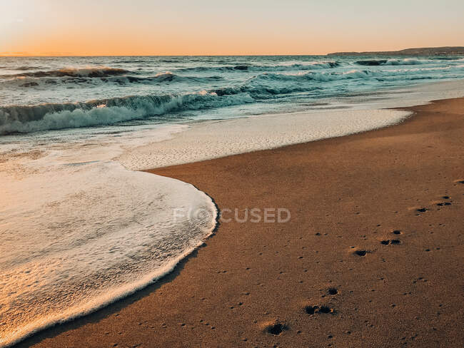 Línea del océano en la costa de California durante el atardecer - foto de stock