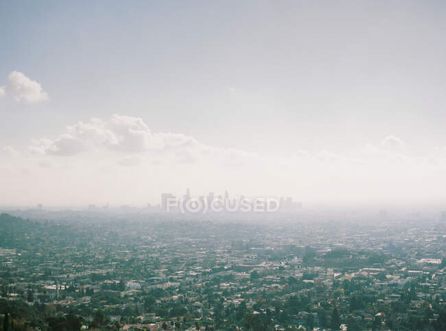 Stadtsilhouette der Innenstadt von Los Angeles mit Blick auf Smogstadt — Stockfoto