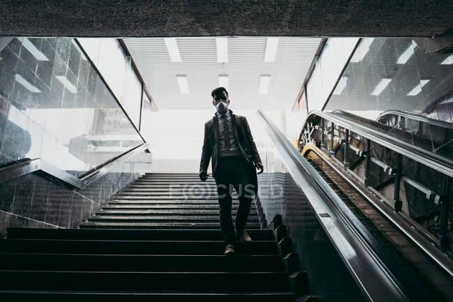 Деловой человек, стоящий на городской улице в защитной маске — стоковое фото