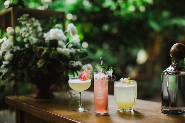 Un verre avec un cocktail dans un restaurant, décoré d'une boisson. fête. — Photo de stock