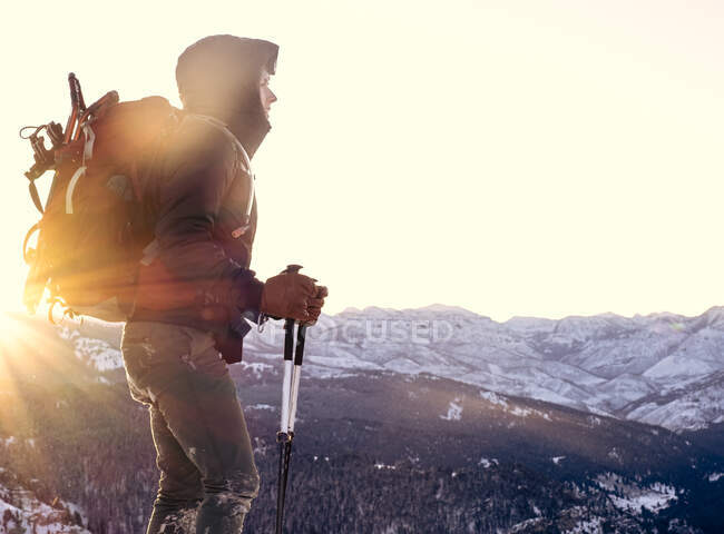 Mujer de pie en la cima de la montaña durante el amanecer en Montana - foto de stock