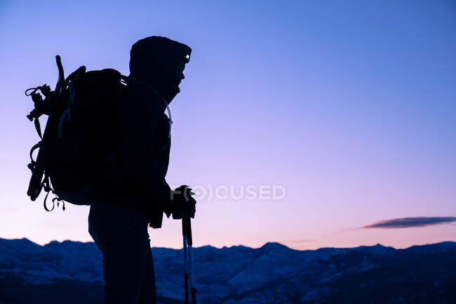Молода жінка стоїть на вершині гори під час сходу сонця в Монтані. — стокове фото