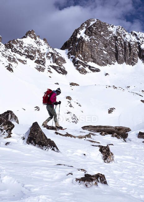 Mulher snowshoe caminhadas na neve coberto montanhas no inverno em Montana — Fotografia de Stock
