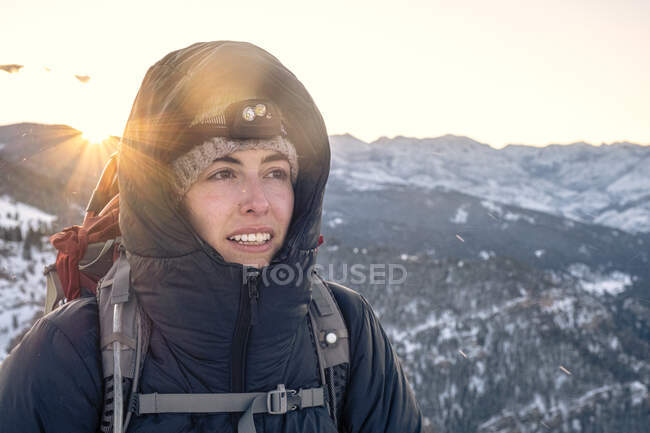 Giovane donna che guarda la vista dalla cima della montagna in Montana alba — Foto stock