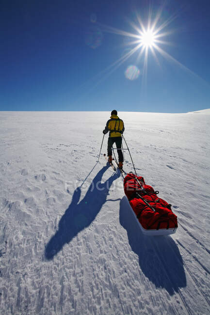 Homem arrastando o trenó da expedição no campo de neve grande na geleira de Langjokull — Fotografia de Stock