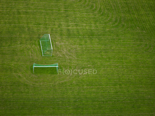 Tiro aéreo de gols de futebol em um campo vazio — Fotografia de Stock