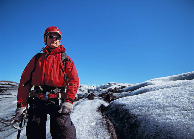 Пожилой человек, исследующий ледник Solheimajokull в Исландии — стоковое фото