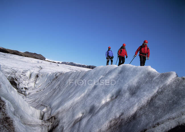 3 hommes explorant le glacier Solheimajokull — Photo de stock