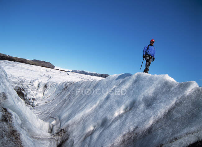 Hombre explorando el glaciar Solheimajokull en Islandia - foto de stock