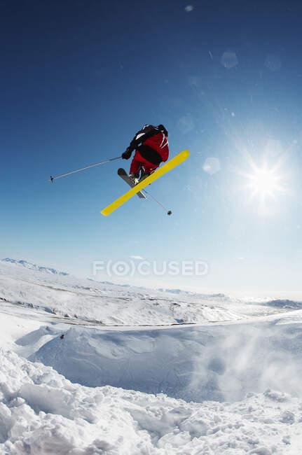 Skifahrer springt in Island von verschneiter Piste — Stockfoto