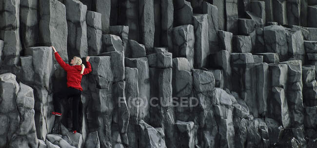Жінка піднімається на базальтові колони в південній Ісландії. — стокове фото