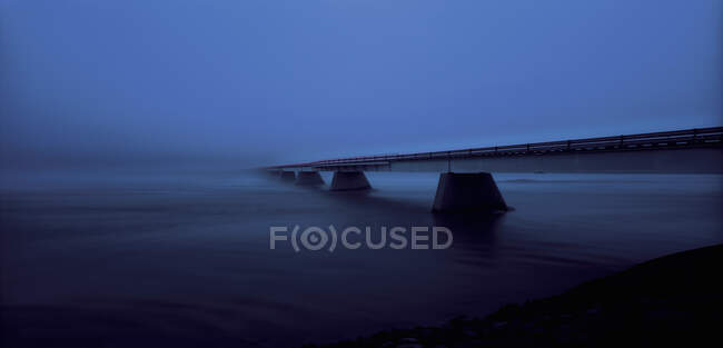 Brücke in Island am nebligen Morgen, der Weg nach vorn — Stockfoto