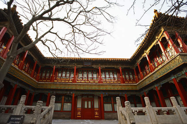 La hermosa arquitectura antigua de la ciudad asiática - foto de stock