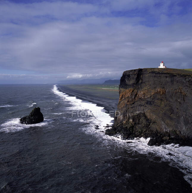 Lighthouse on the coast of the ocean — Stock Photo