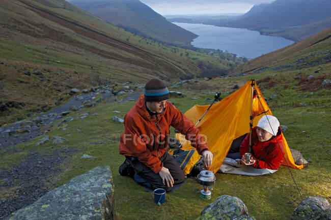 Coppia campeggio sulla strada fino a Scafell Pike nel Lake District — Foto stock