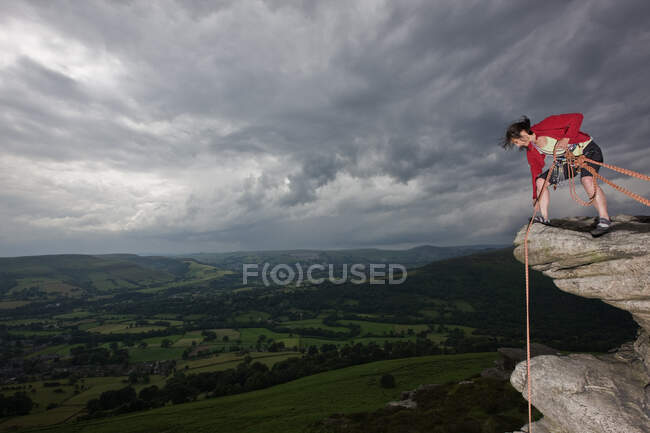 Alpinista feminina em um penhasco no Peak District, na Inglaterra — Fotografia de Stock