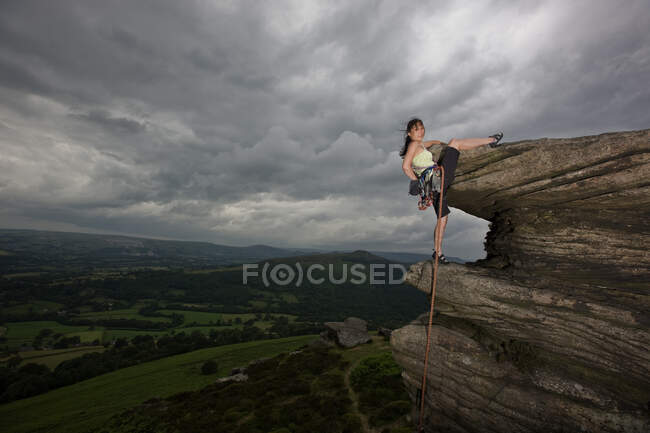 Female rock climber on cliff at the Peak District in England — Stock Photo