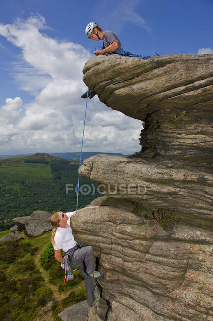 Dois amigos estão subindo na borda Stanage no Peak District — Fotografia de Stock
