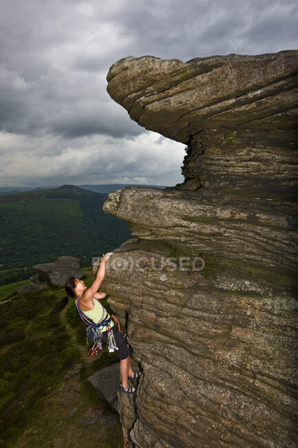 Escalade féminine sur la falaise au Peak District en Angleterre — Photo de stock