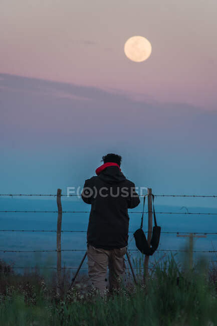 Fotografo catturare la luna piena — Foto stock