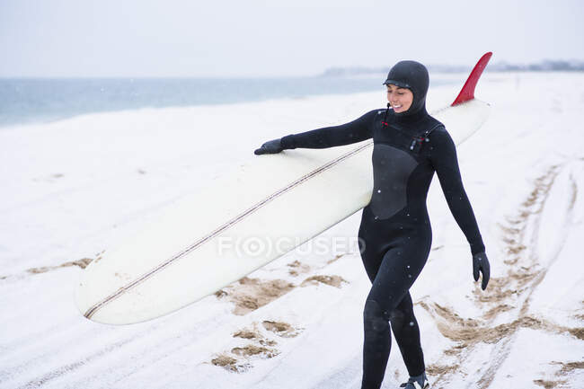 Giovane donna che va a fare surf nella neve invernale — Foto stock