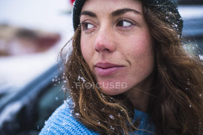 Portrait de femme surfeuse avec neige dans les cheveux — Photo de stock