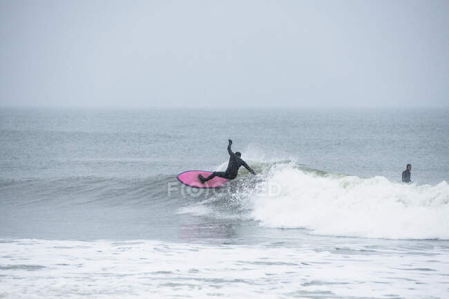 Mann surft im Winterschnee — Stockfoto