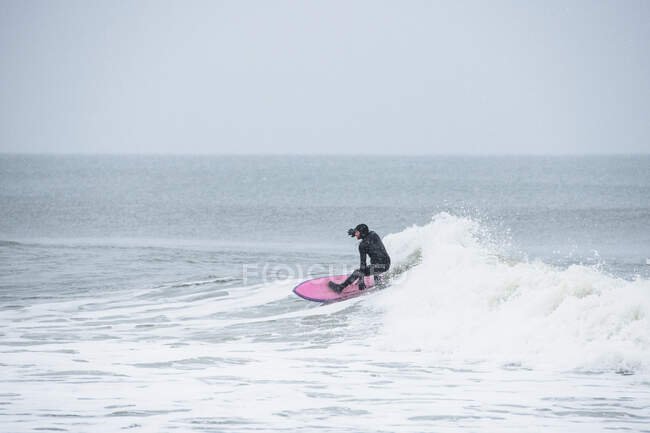 Uomo surf durante la neve invernale — Foto stock