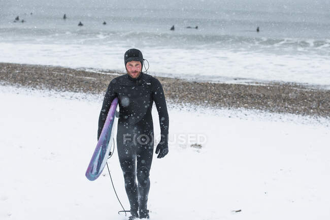 Homme surfant pendant la neige hivernale — Photo de stock