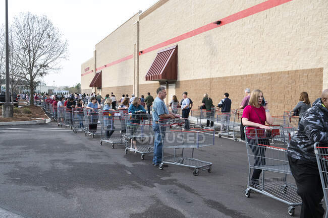 Gli acquirenti in fila per entrare in un negozio Costco all'apertura. Alabama. — Foto stock