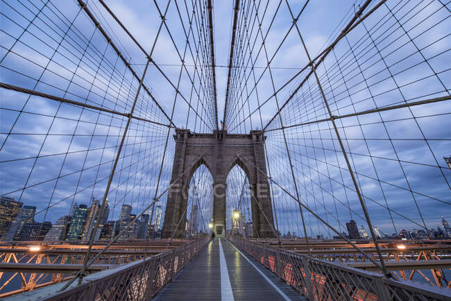 Webbing da ponte de Brooklyn em Dawn NYC — Fotografia de Stock