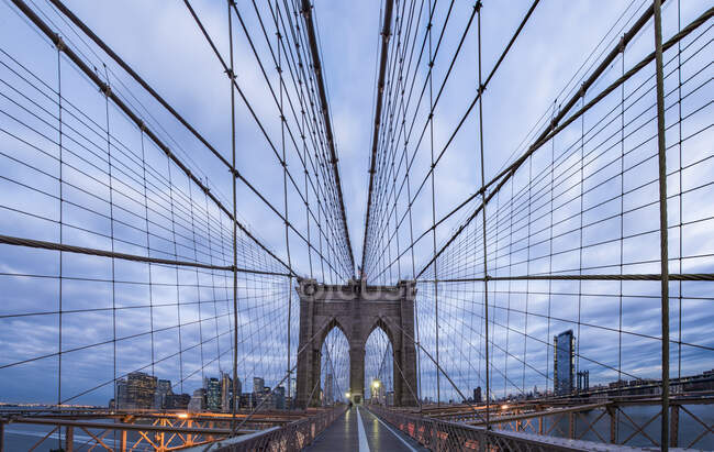 Cinta del puente de Brooklyn en Dawn NYC - foto de stock