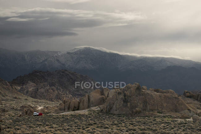 Desert Boulders in the Alabama Hills in front of contiguous Amer — Stock Photo
