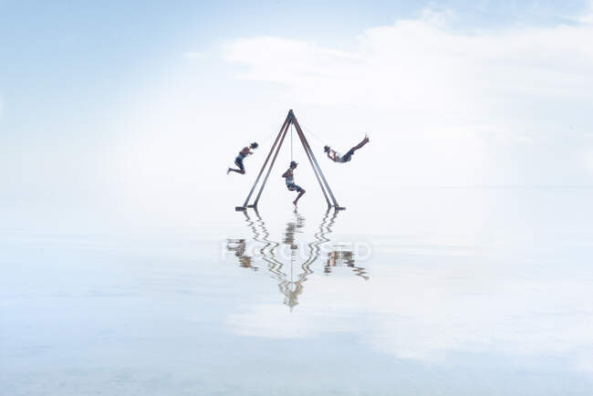 Autoritratto su swing ambientato in riflessione su Salton Sea Californi — Foto stock