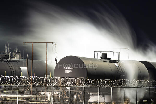 Treno e vapore durante la notte lunga esposizione è deserto — Foto stock