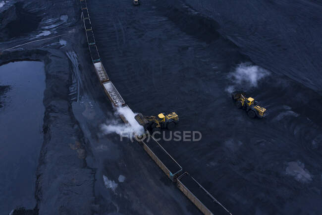 Воздушный кадр над НПЗ в сумерках — стоковое фото